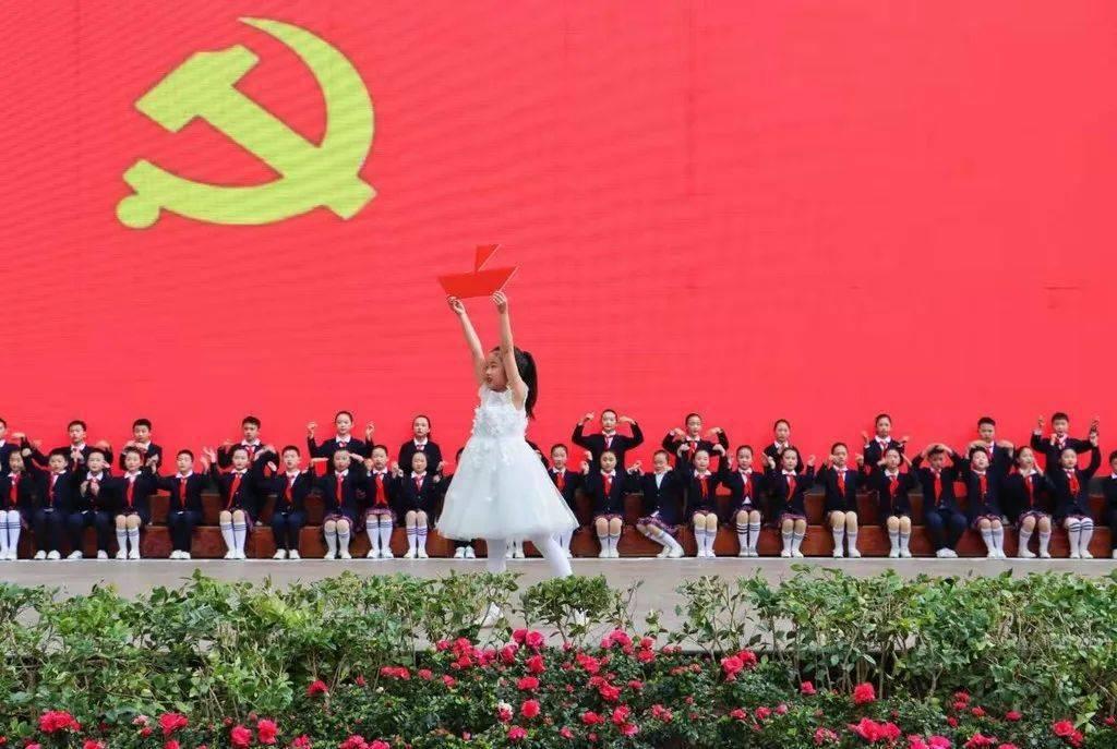 泫雅和龙俊亨官宣恋情，公司回应很有默契？